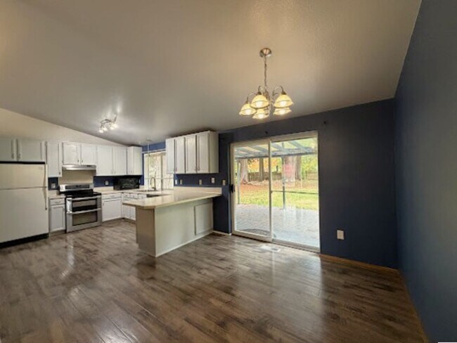 Building Photo - Spacious living with city access 3 bed 2 bath rambler!