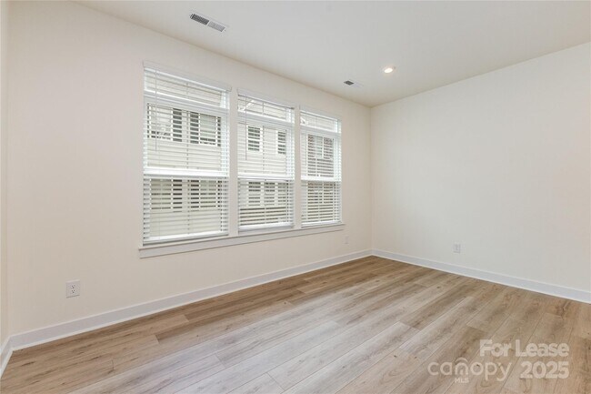 Building Photo - 6122 Cleburne Ct