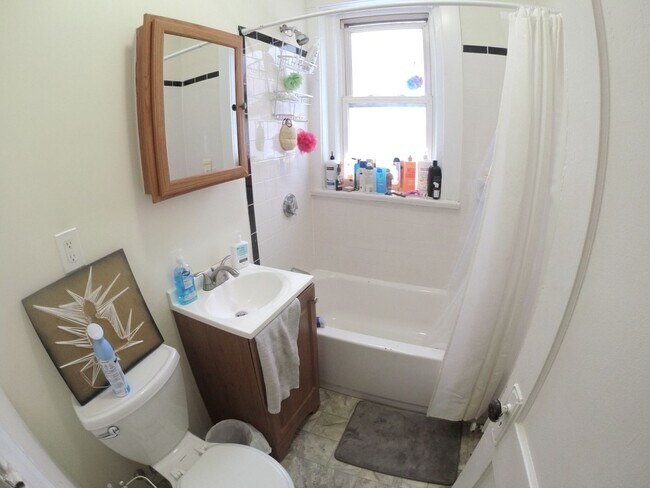 Building Photo - BU vicinity 4 bed 2 bath!!! Don't miss out!