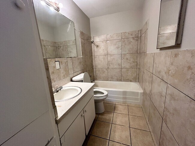 Building Photo - Cozy 3 bed 1 bath with quick access to Loop & I27!