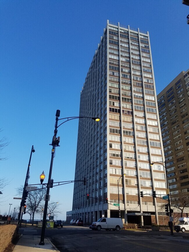 Primary Photo - 6171 N Sheridan Rd
