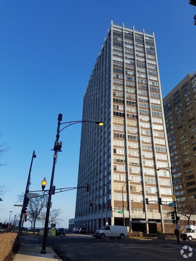 Building Photo - 6171 N Sheridan Rd