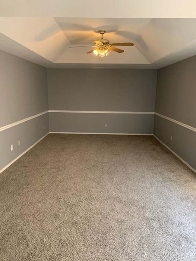 Building Photo - Beautiful 4 Bedroom 2 Bath Located in Nort...