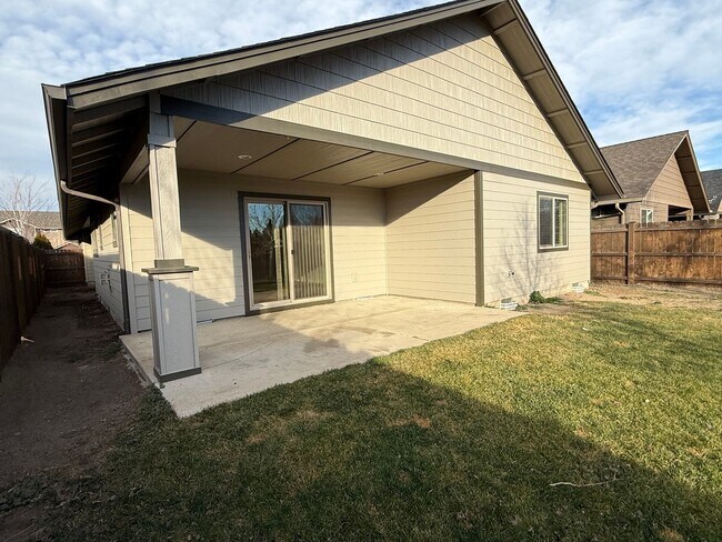 Building Photo - 4 Bedroom Home: Fenced Backyard & Great Location!