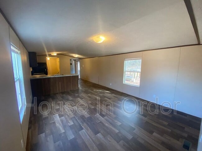 Building Photo - 124 Shamrock Park Dr