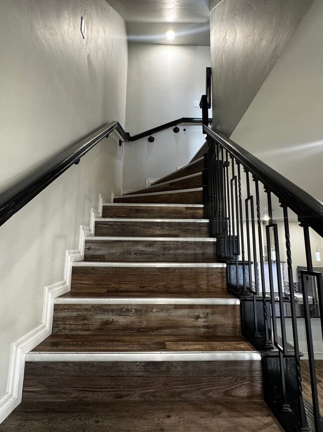 Building Photo - 501 Oak Ave