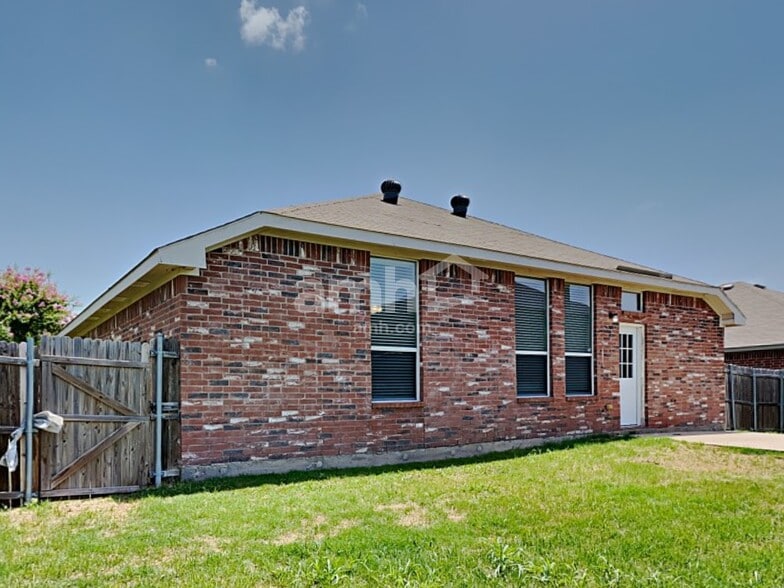 Building Photo - 3013 Lake Side Dr