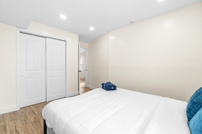 Building Photo - 409 66th St