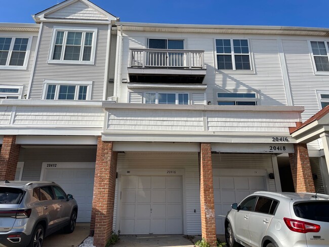 Building Photo - Beautiful 3 Bed 2.5 Bath Interior Townhome In Ashburn Village