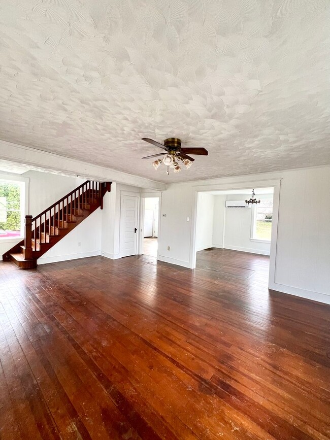 Building Photo - Spacious 3BR Home with Large Yard, Private Driveway & Storage