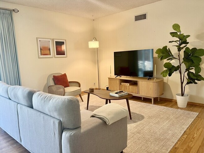 Building Photo - 116 E Campus View Dr