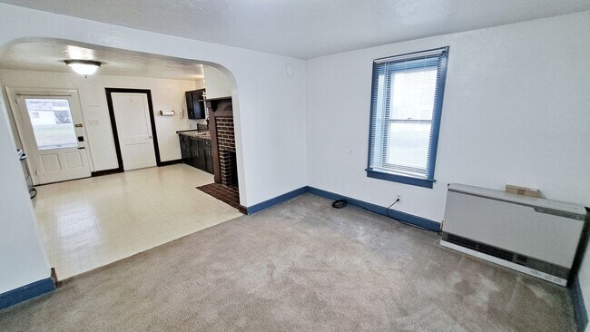 Building Photo - 104 W King St