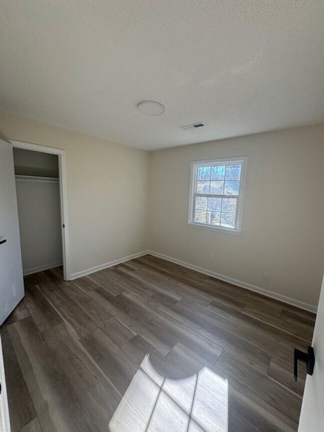 Building Photo - ****** HALF OFF FIRST FULL MONTH OF RENT!! ******