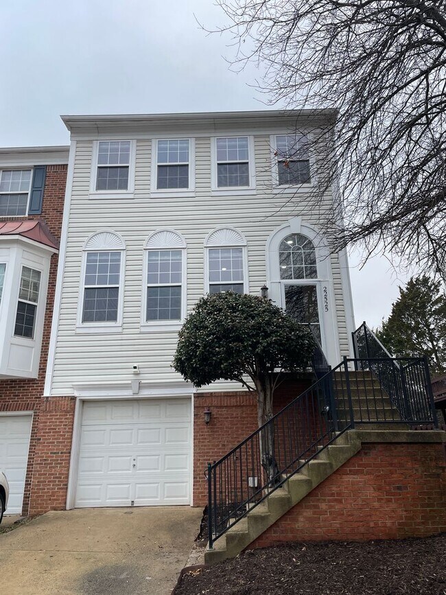 Building Photo - Elegant And Spacious 3 Bed 3.5 Bath Townhome In Vibrant Loudon Parkway Center