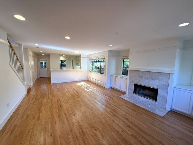 Building Photo - CRAFTSMAN STYLE TWO STORY 2BD/2.5BA END UN...