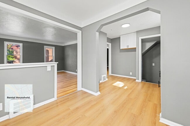 Building Photo - Stunning Renovated 3-Bedroom Bungalow