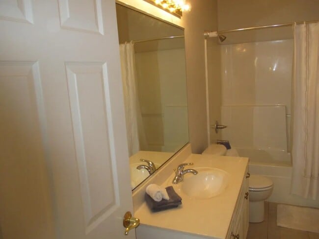 Building Photo - 892 Boxwood Dr