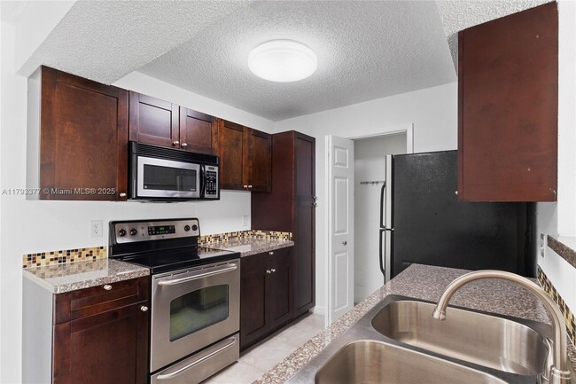 Building Photo - 10381 SW 150th Ct