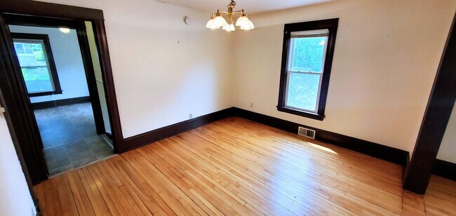 Building Photo - Great 2 Bedroom Unit in Northeast! -- Heat included!