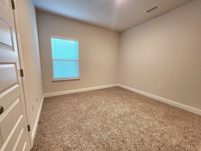 Building Photo - Antietam Lakeside Retreat: 4/2 Home in a Fun-Filled, Pool Neighborhood