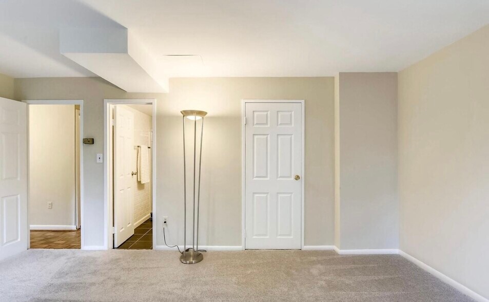 Building Photo - 4720 Chevy Chase Dr