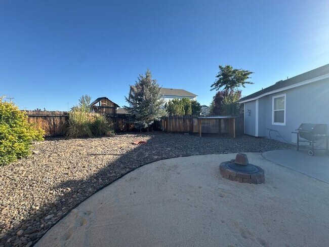 Building Photo - 3 Bed 2 Bath Home w/ Beautiful Backyard - ...