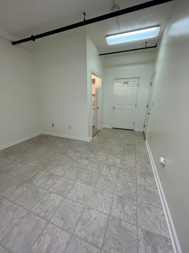 Building Photo - 106 Collegiate Ct