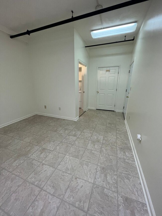 Building Photo - Prime location 2 Bedroom 1 Bath with Den D...