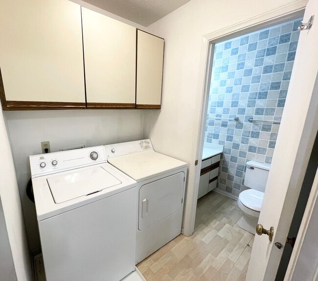 Building Photo - Charming Hendersonville Condo