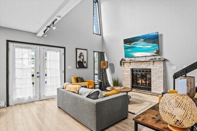 Building Photo - 1150 Country Club Dr