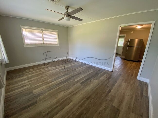 Building Photo - Updated 3-Bedroom Home with Bonus Room & F...