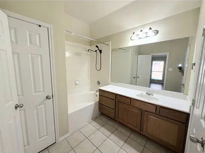 Building Photo - 13645 Valley Mills Dr