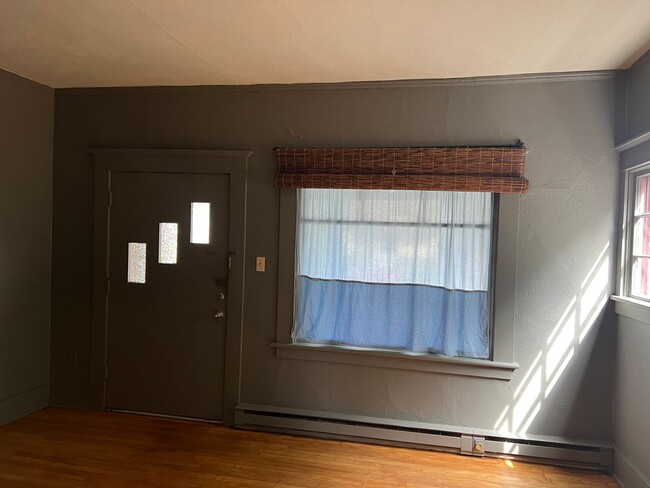 Building Photo - Beautifully updated 1 bedroom 1 bathroom d...