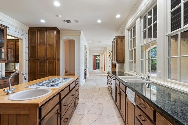 Building Photo - 602 Las Lomas Dr