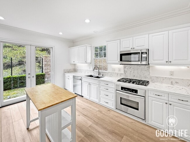 Building Photo - Highly Desired Irvine Living | 3-Bed, Office, Gated Community