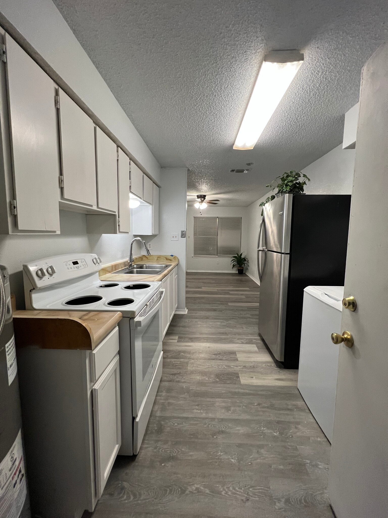 Building Photo - 304 E Oakdale St