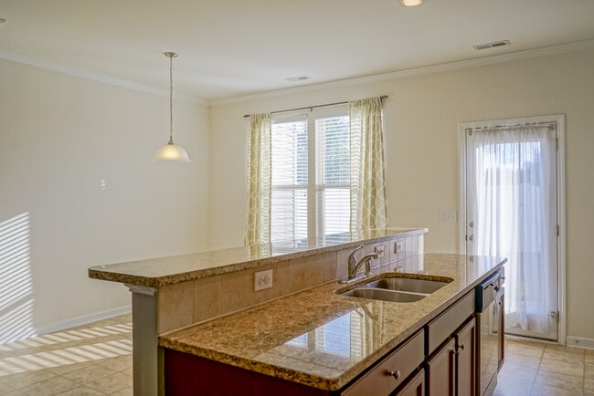 Building Photo - Townhome | Washer/ Dryer Included  |Fenced...