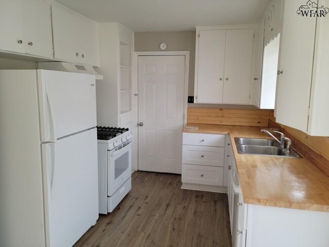 Building Photo - 5031 Lindale Dr