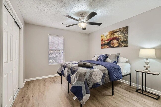 Building Photo - 5418-5420 Glen Haven Dr