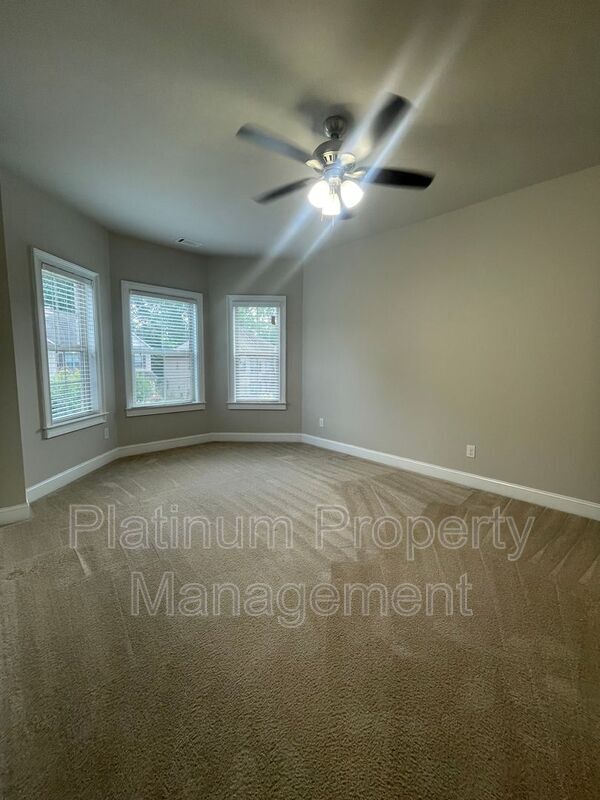Building Photo - 5180 Mirror Lake Dr