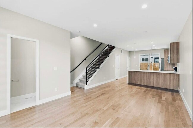 Building Photo - 4270 W 13th Ave