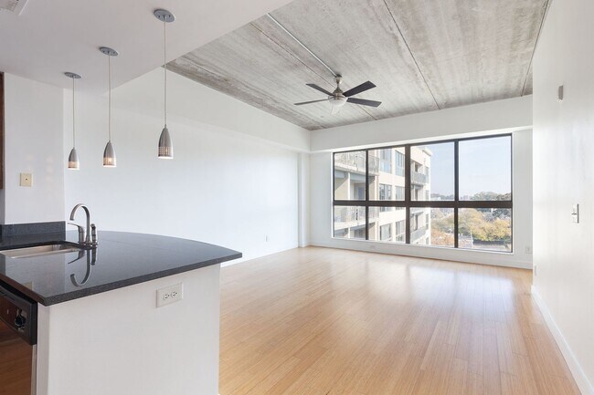 Building Photo - Bright, Contemporary 1/1  Condo in Grant Park w/ City Views!
