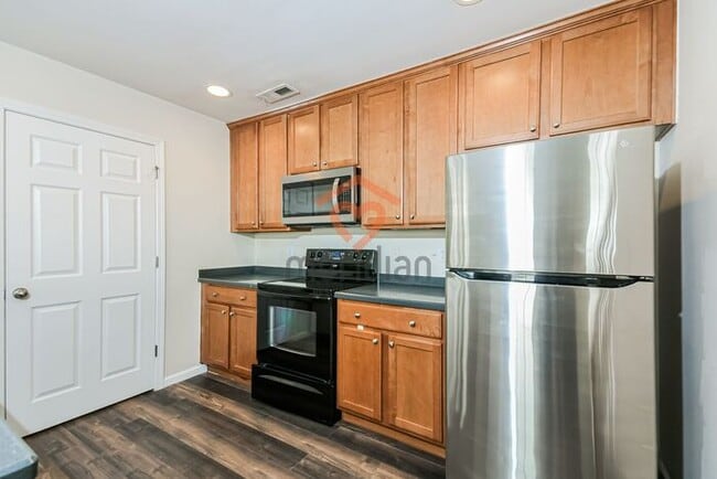 Building Photo - 3 bed / 2.5 bath - Move-in today!