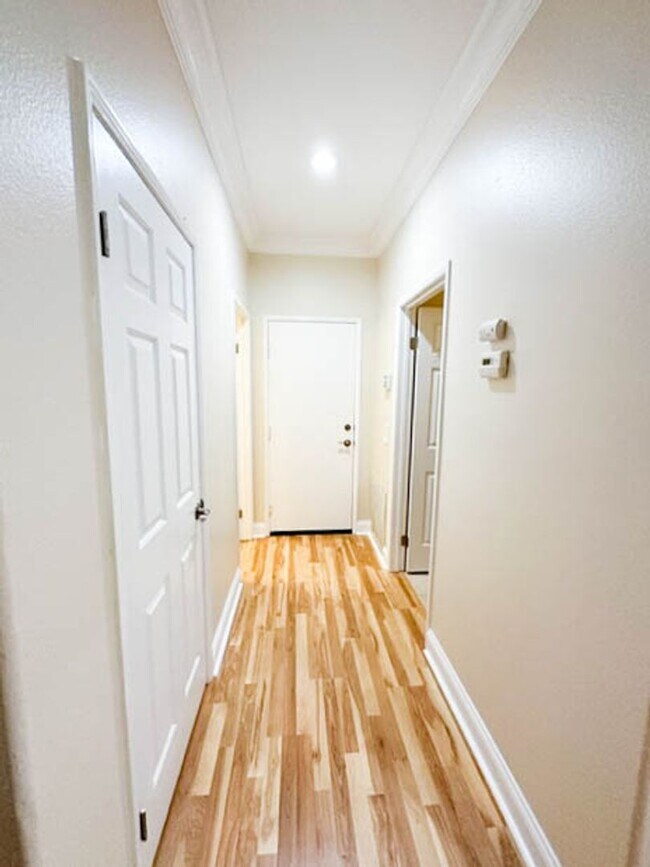 Building Photo - **STUNNING** 8 BEDROOM SOLAR HOME IN GATED...