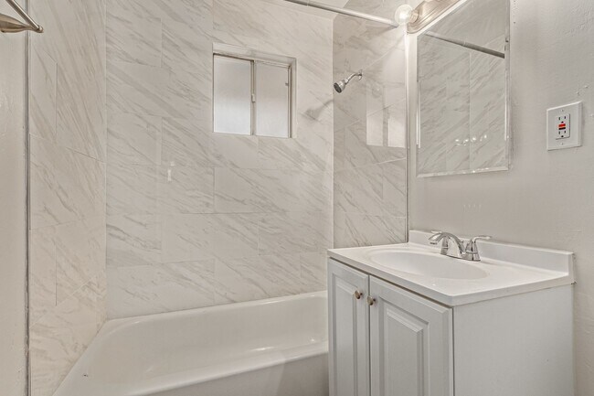 Building Photo - 1 Bed | 1 Bath -  Courtyard Style Unit
