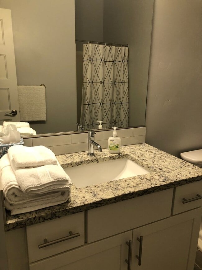 Building Photo - 5 Bedroom, 5.5 Bathroom Home in Hood River.