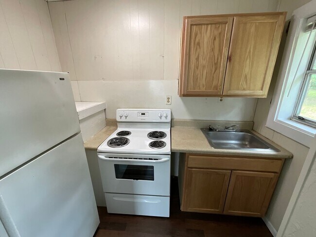 Building Photo - Sweet 1/1 Cottage at Hill Loop in Bonifay with Water/Sewer, Garbage, & Lawn Maintenance Included