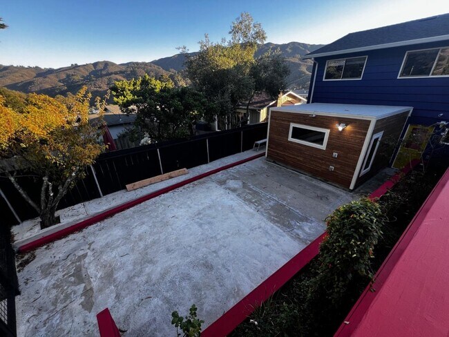 Building Photo - 1157 Manzanita Dr