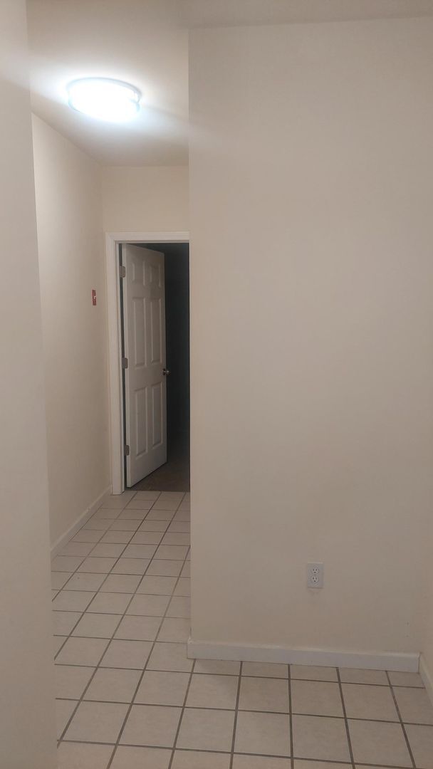 Building Photo - Spacious Townhouse w/Renovated Bathroom