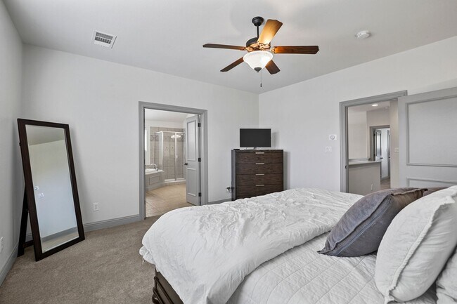Building Photo - Stunning Townhome in Coves at Columbian Club